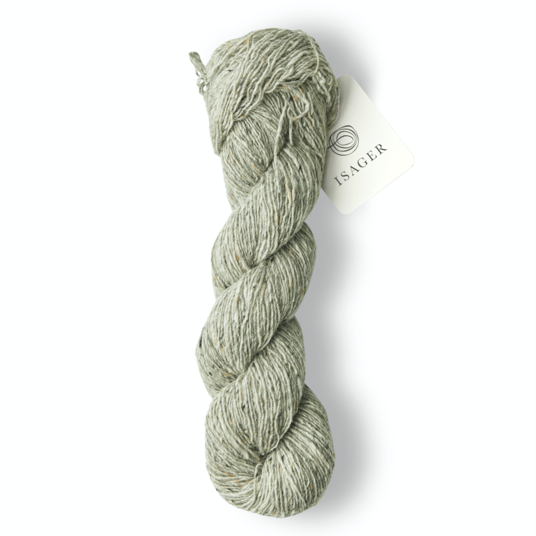 ISAGER TWEED er et entrådet garn med en blanding af uld og mohair. Garnet har et råt udtryk, men mohairfiberen i garnet er med til at gøre det bemærkelsesværdigt blødt og give et blankt skær.