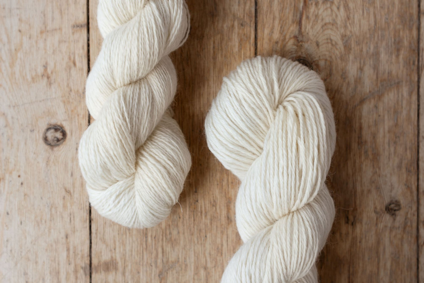 Kamgarn 1 og Kamgarn 2 fra Isager. Ufarvet uld af danske får fra Vendsyssel, vasket og spundet i England.