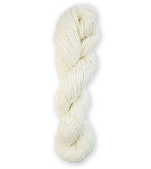 Kamgarn 2 er ufarvet garn fra Isager, lavet af uld fra lokale får. Garnet passer til en strikkefasthed på 20-22 m.