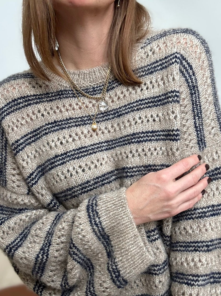 Strikkekit til Lace Loop Sweater af Other Loops, strikket i originalgarnet fra Isager (Tvinni og Soft Fine).