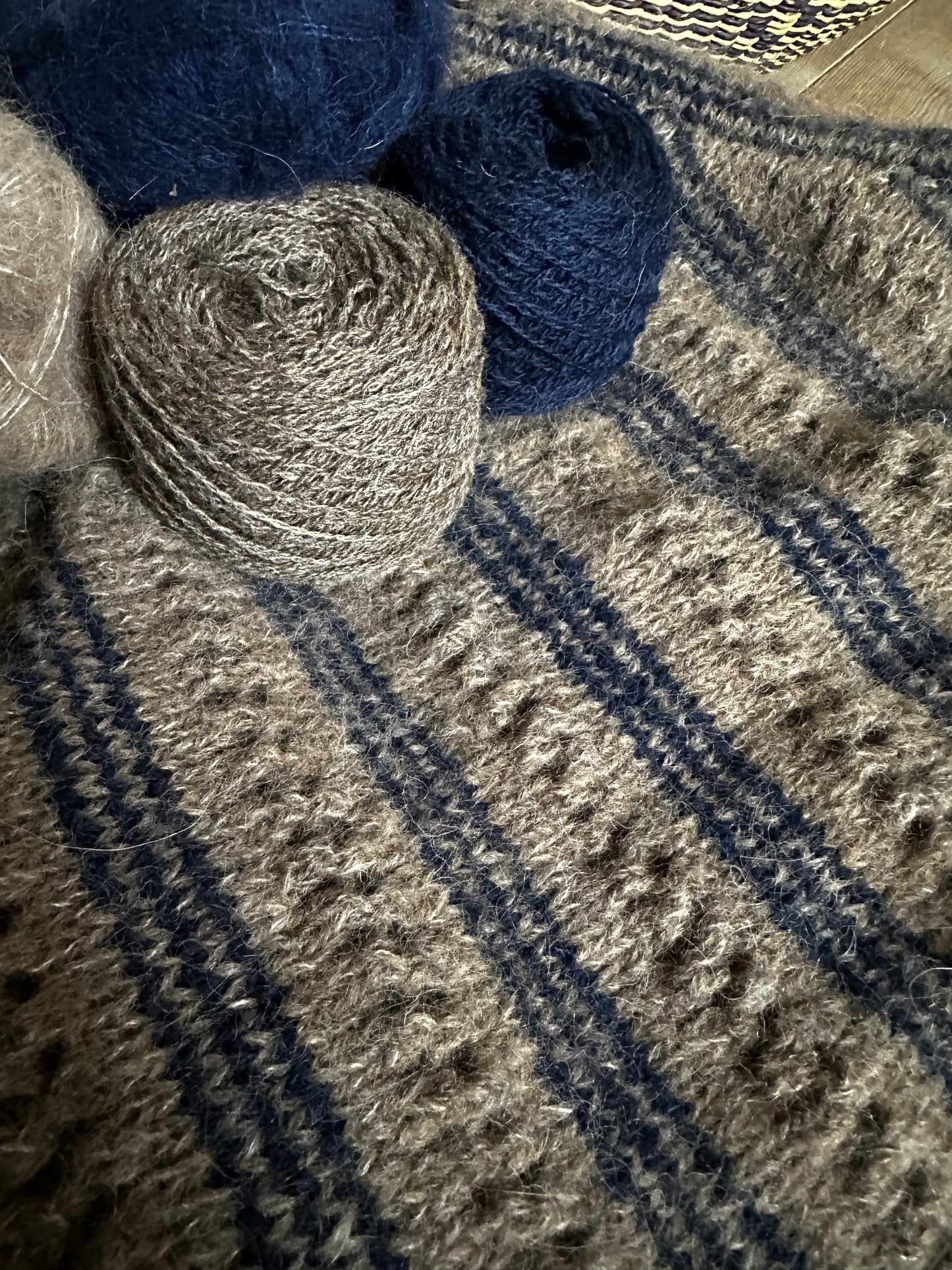 Strikkekit til Lace Loop Sweater af Other Loops, strikket i originalgarnet fra Isager (Tvinni og Soft Fine).