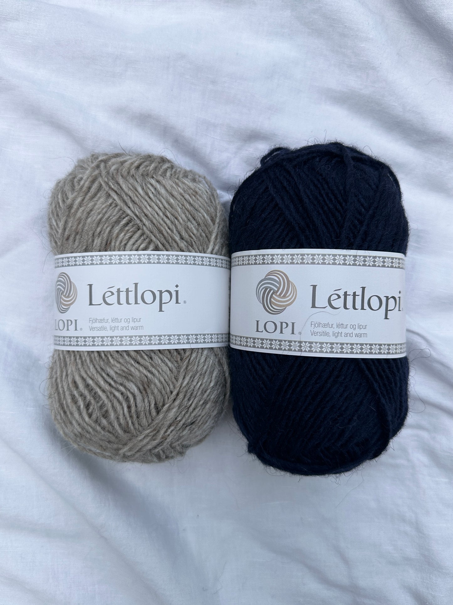 Maj Sweater i Lettlópi som strikkekit hos Knit Garden Light Beige og Navy
