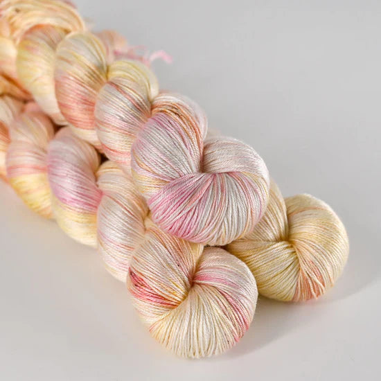 Håndfarvet Pure Silk fra Sysleriget garn i farven Summer Sorbet