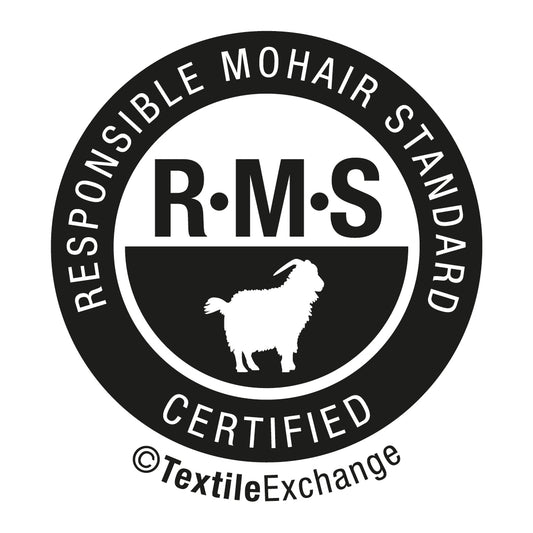 Fra og med denne sommer er ISAGER Responsible Mohair Standard (RMS) certificeret, Control Union 1282419. Kun de produkter, der bærer RMS-mærket, er certificerede. Det betyder, at du nu vil finde Textile Exchange RMS-logoet på nye farver i Silk Mohair samt på fremtidige partier af de øvrige farver.