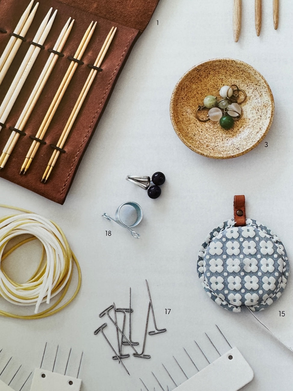 Strikkeringen af Lone Løvschal, Maskesnorer fra PetiteKnit, Blocking Pins fra Cocoknits og maskemarkører fra Strikkediem - finder du hos Knit Garden