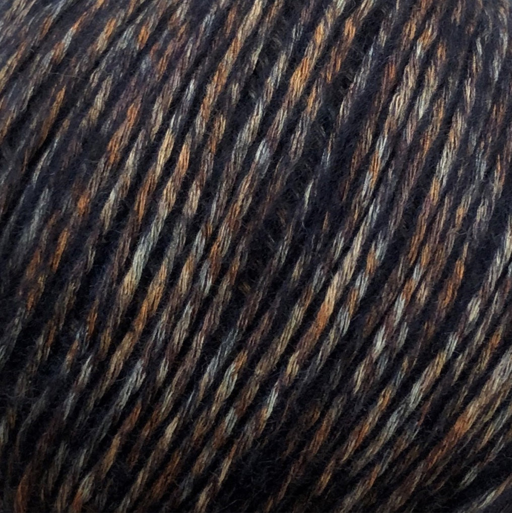 Høst er et fantastisk lækkert luksus blowyarn med cashmere, økologisk bomuld og genanvendt uld. Høst er et tykkere garn til pind ca. 4 mm og ligger flot i en strikkefasthed på 17-18 masker per 10 cm.