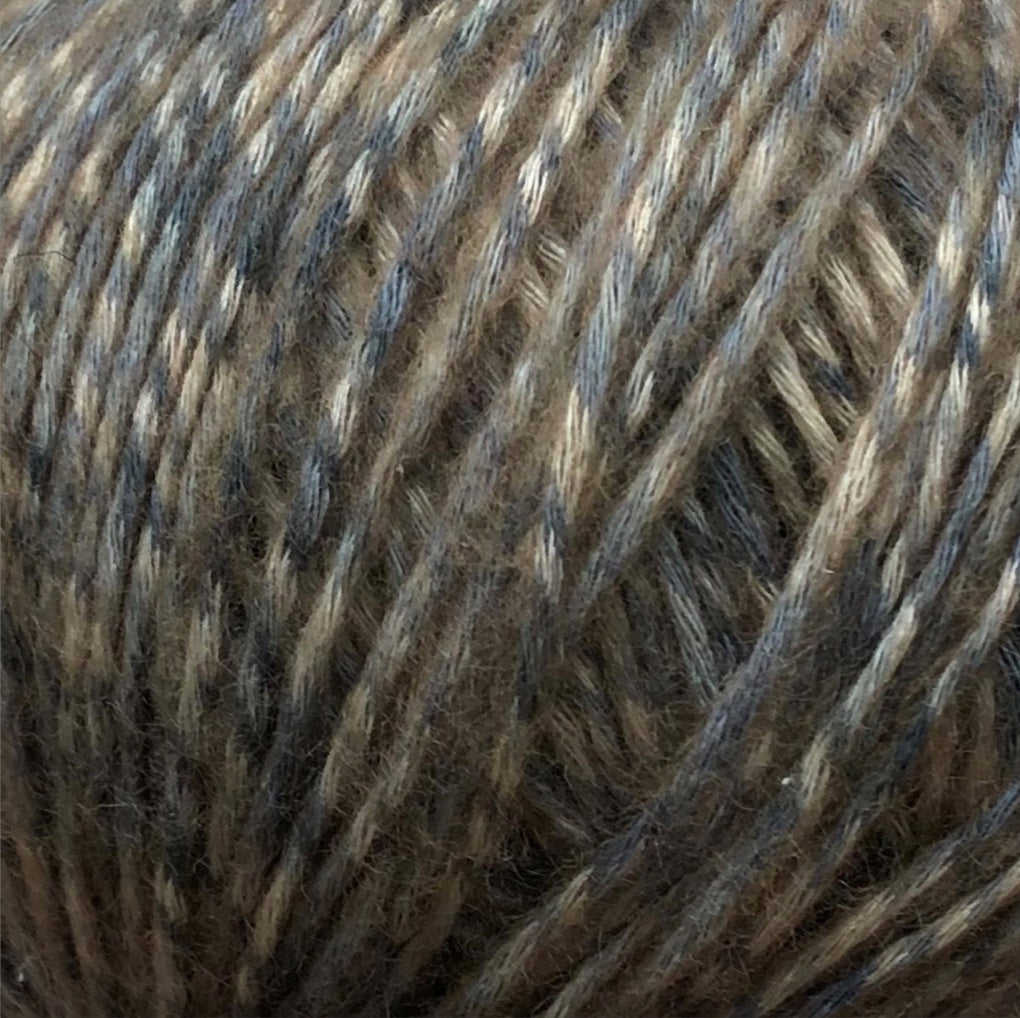 Høst er et fantastisk lækkert luksus blowyarn med cashmere, økologisk bomuld og genanvendt uld. Høst er et tykkere garn til pind ca. 4 mm og ligger flot i en strikkefasthed på 17-18 masker per 10 cm.
