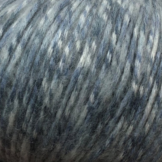 Høst er et fantastisk lækkert luksus blowyarn med cashmere, økologisk bomuld og genanvendt uld. Høst er et tykkere garn til pind ca. 4 mm og ligger flot i en strikkefasthed på 17-18 masker per 10 cm.