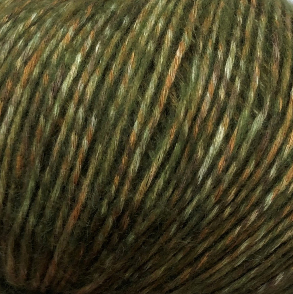 Høst er et fantastisk lækkert luksus blowyarn med cashmere, økologisk bomuld og genanvendt uld. Høst er et tykkere garn til pind ca. 4 mm og ligger flot i en strikkefasthed på 17-18 masker per 10 cm.