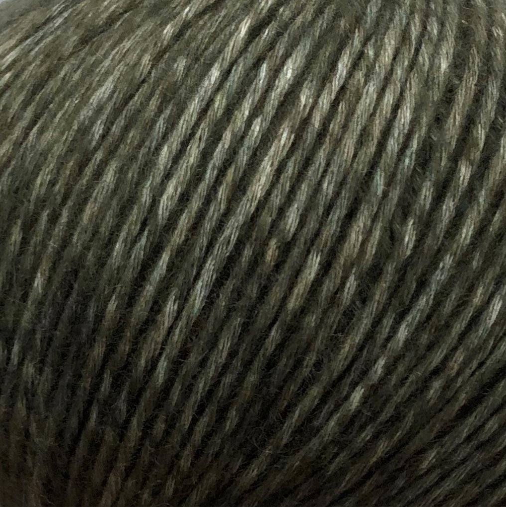 Høst er et fantastisk lækkert luksus blowyarn med cashmere, økologisk bomuld og genanvendt uld. Høst er et tykkere garn til pind ca. 4 mm og ligger flot i en strikkefasthed på 17-18 masker per 10 cm.