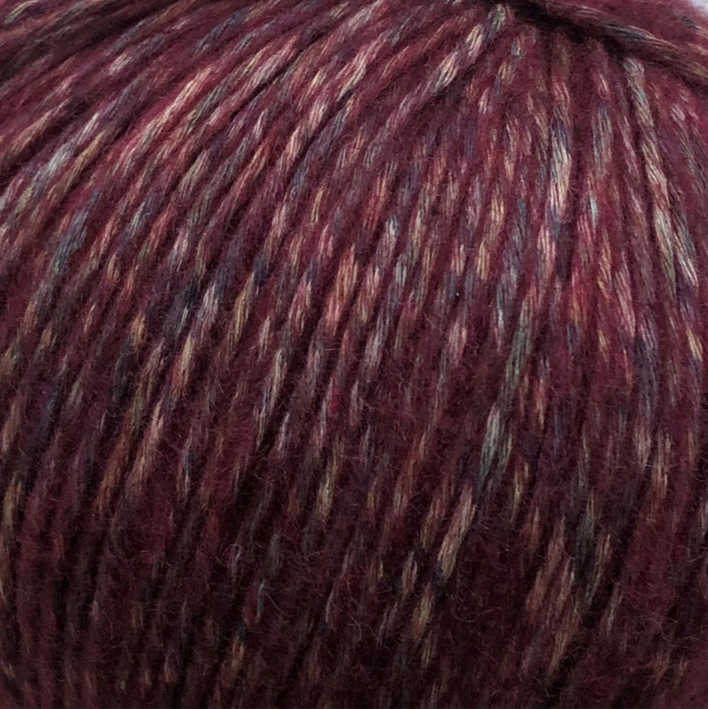 Høst er et fantastisk lækkert luksus blowyarn med cashmere, økologisk bomuld og genanvendt uld. Høst er et tykkere garn til pind ca. 4 mm og ligger flot i en strikkefasthed på 17-18 masker per 10 cm.