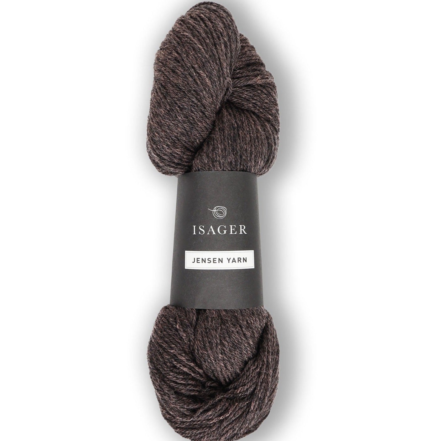 Jensen Yarn fra Isager er et lækkert uldgarn til en pind 4-5 mm, strikkefasthed ca. 20 m. Eller ca. 16 m strikket sammen med en silk mohair.