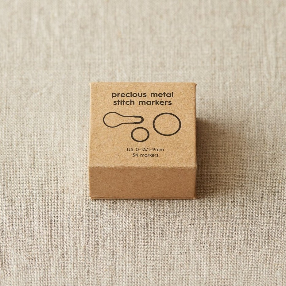 Precious metal stitch markers fra Cocoknits - uundværlig luksus til dit strikkeprojekt.