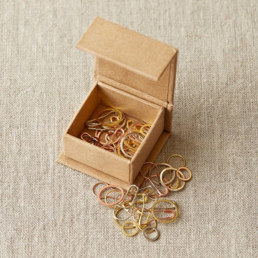 Precious metal stitch markers fra Cocoknits - uundværlig luksus til dit strikkeprojekt.