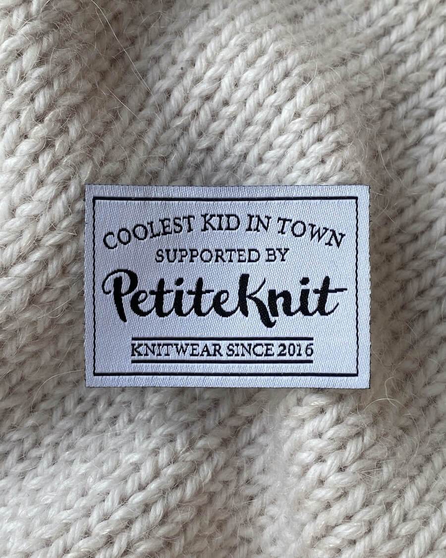 Petiteknit label til at sy på dit strik
