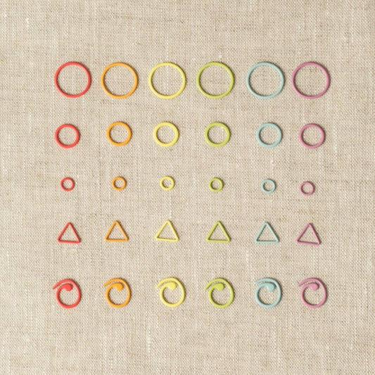 Flight of Stitch Markers fra Cocoknits - uundværlige maskemarkører til dit strikkeprojekt.