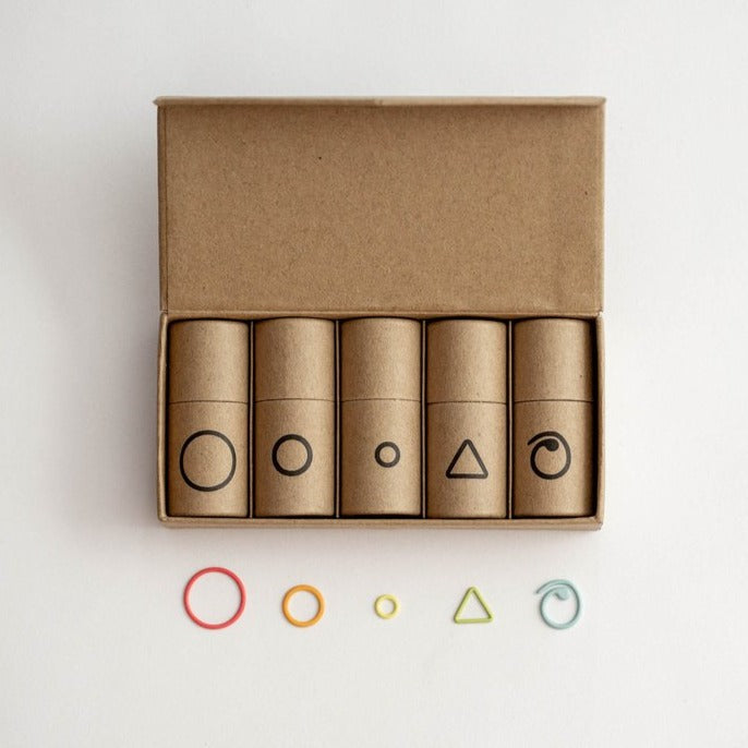 Flight of Stitch Markers fra Cocoknits - uundværlige maskemarkører til dit strikkeprojekt.