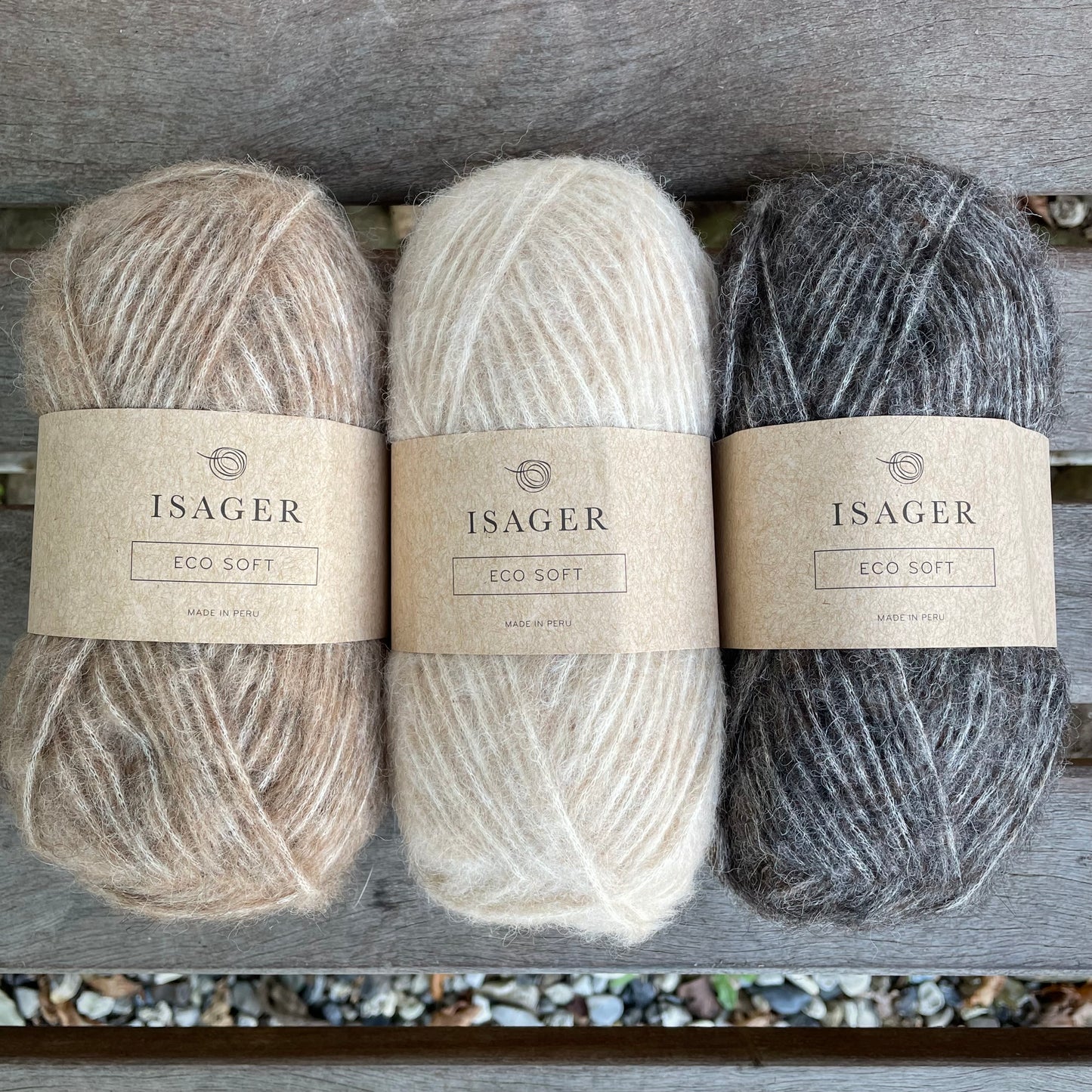 Isager Soft og Isager Eco Soft er et tykt, loddent garn med smuk fylde.