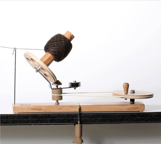 Utroligt flot krydsnøgle apparat fra Knit Pro i modellen "Ball Winder". Krydsnøgleapparatet er håndsnedkereret af træ, og vil gøre enhver strikkers hjerte glad.