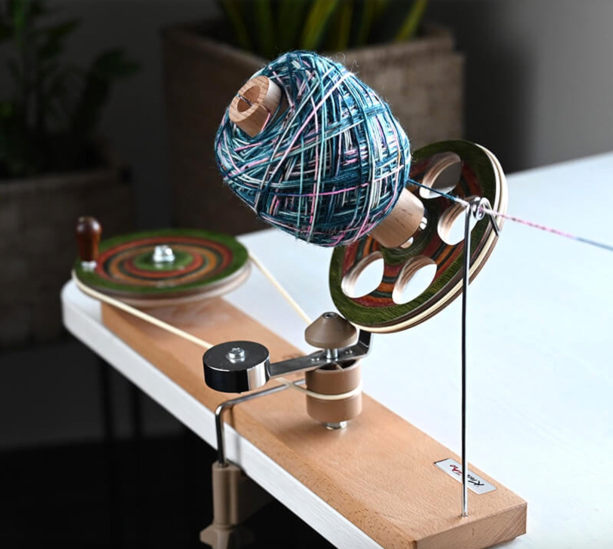 Utroligt flot krydsnøgle apparat fra Knit Pro i modellen "Ball Winder". Krydsnøgleapparatet er håndsnedkereret af træ, og vil gøre enhver strikkers hjerte glad.
