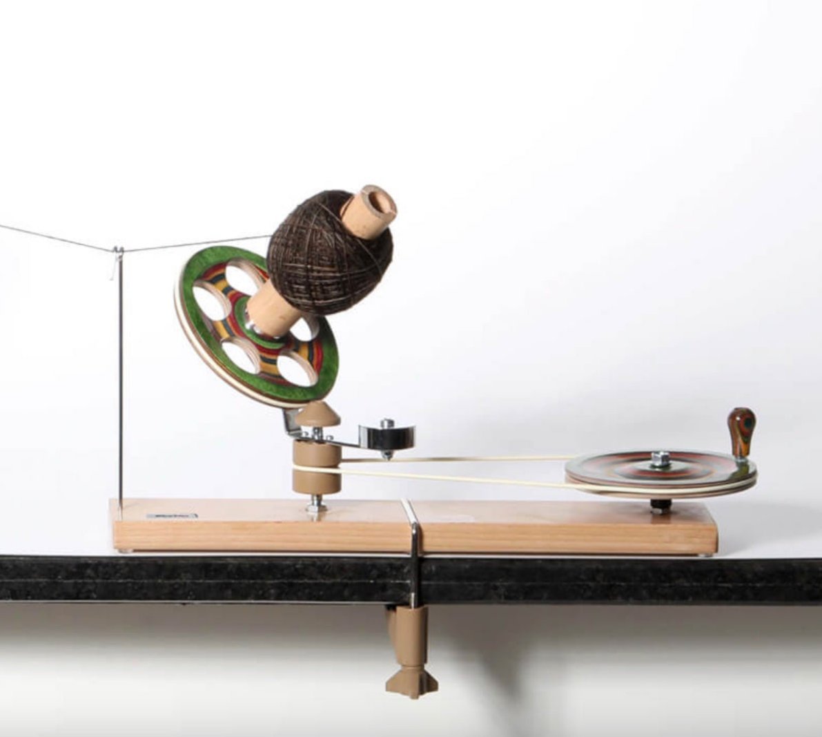 Utroligt flot krydsnøgle apparat fra Knit Pro i modellen "Ball Winder". Krydsnøgleapparatet er håndsnedkereret af træ, og vil gøre enhver strikkers hjerte glad.
