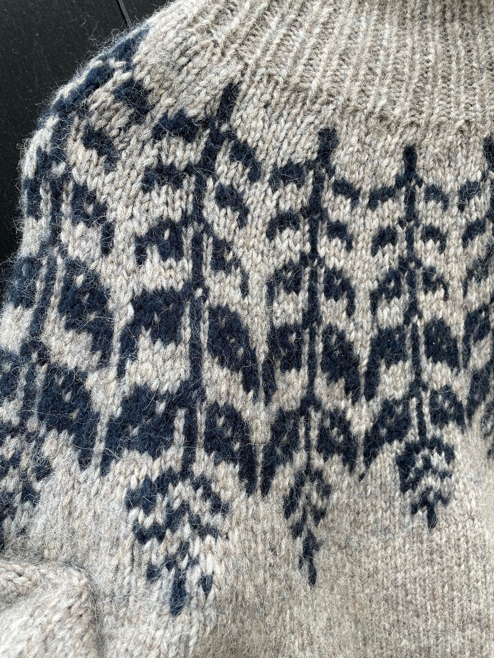 Kristtjørn Sweater af Hanne Rimmen - her strikket i ultrablød Snefnug fra CaMaRose