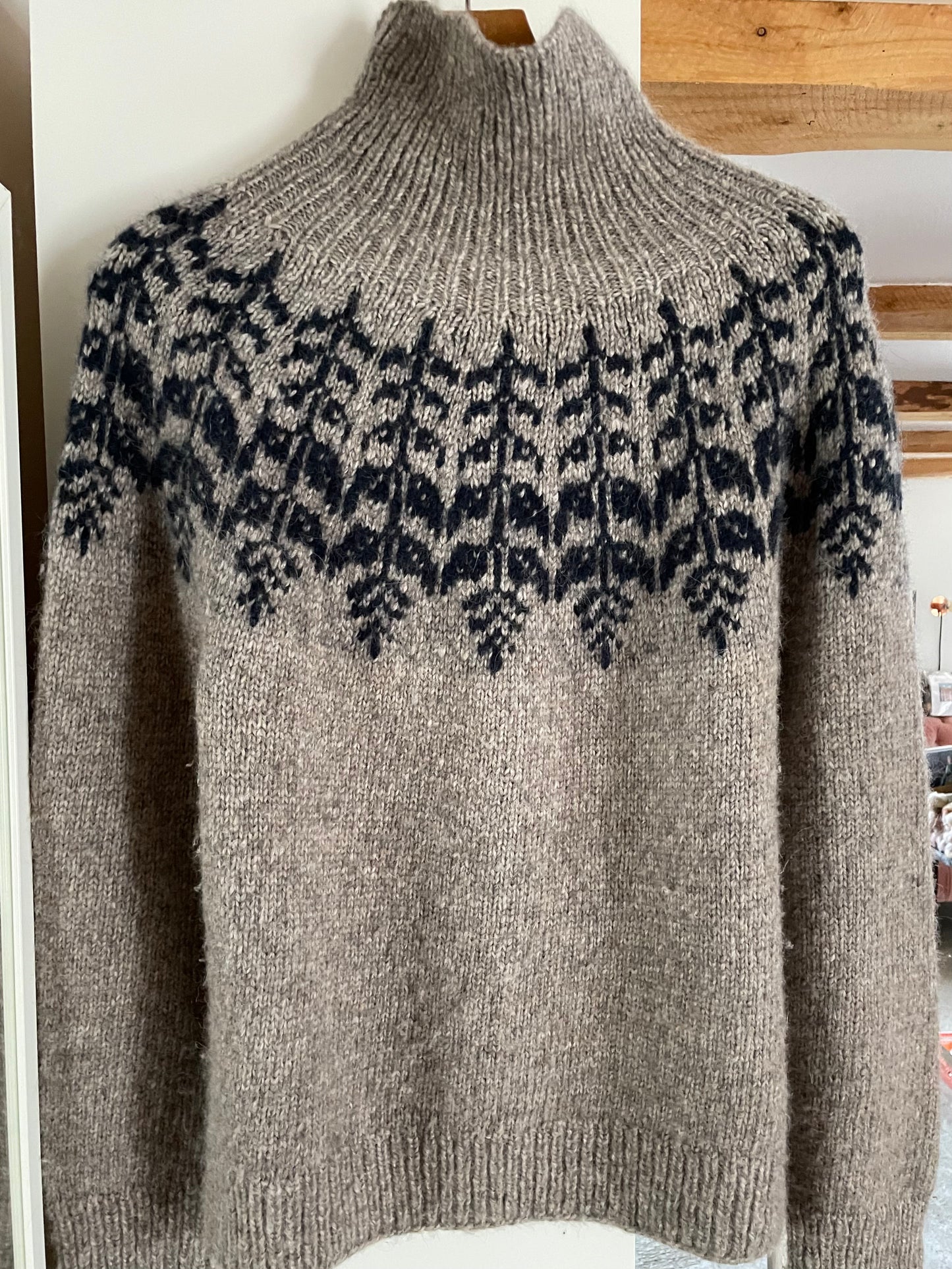 Kristtjørn Sweater af Hanne Rimmen - her strikket i ultrablød Snefnug fra CaMaRose