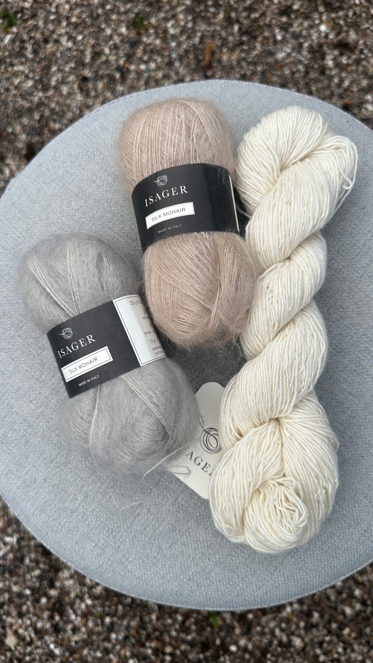 Lys Greige originalfarve og garn Odd Row Arrow sweater strikkekit fra Knit Garden