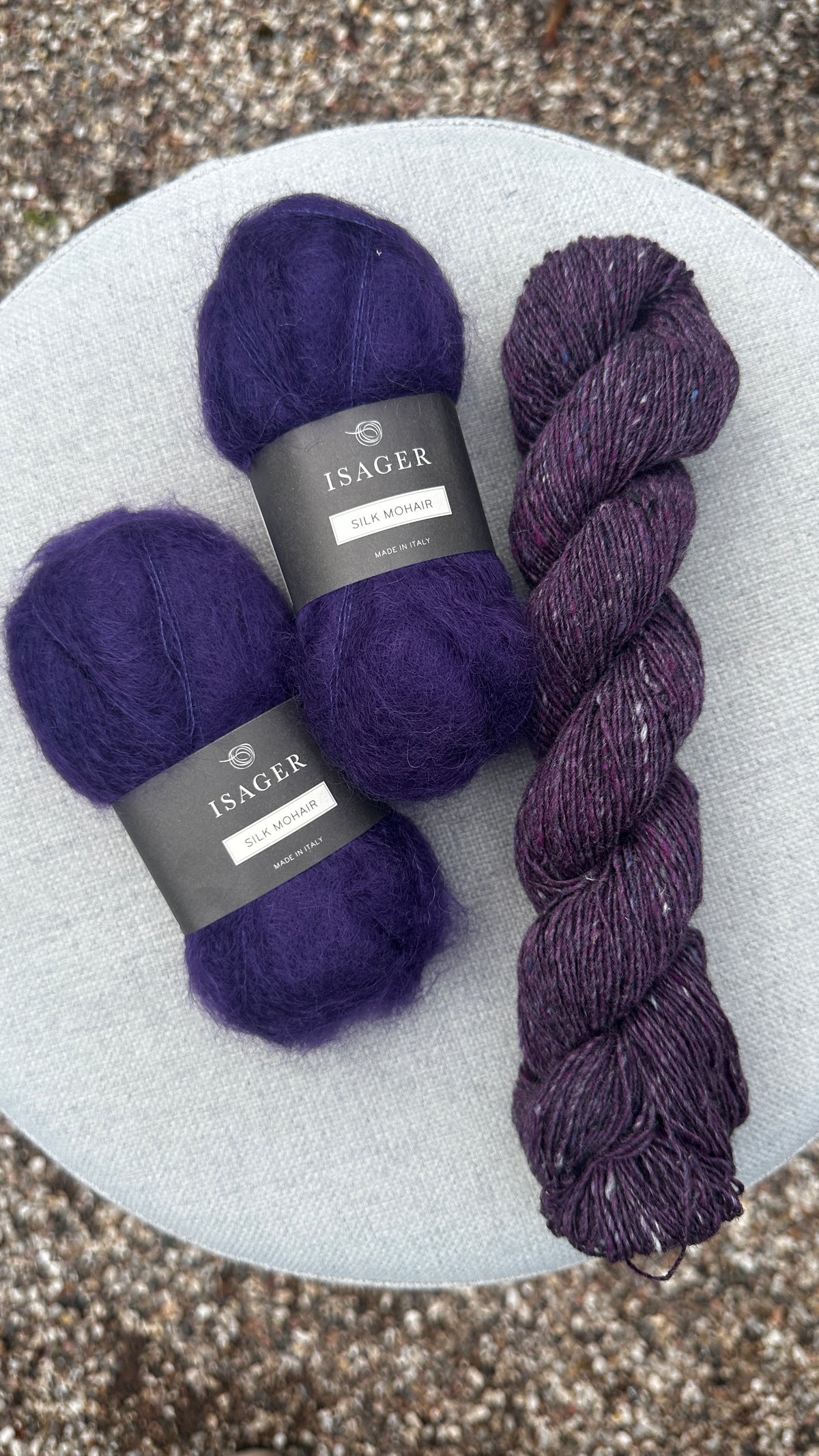 Lilla  Odd Row Arrow sweater strikkekit fra Knit Garden