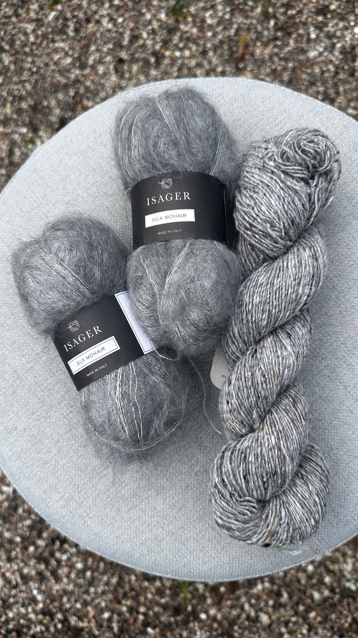 Lys Grå  Odd Row Arrow sweater strikkekit fra Knit Garden