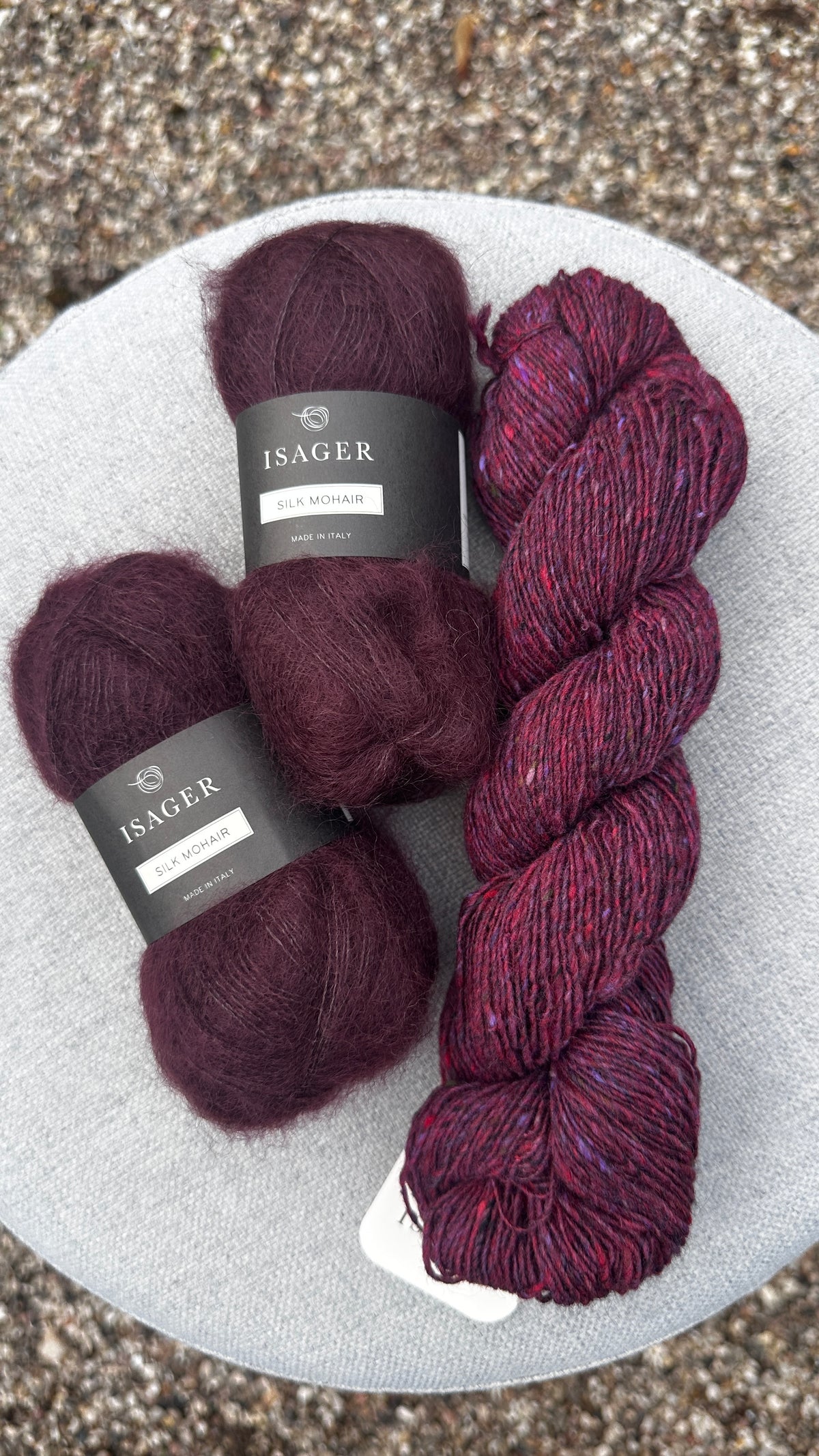 Bordeaux Odd Row Arrow sweater strikkekit fra Knit Garden