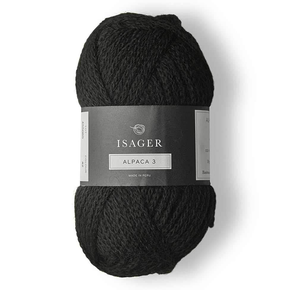 Alpaca 3 fra Isager er et dejligt garn, tykt og lavet af 100% alpaka i en strikket kvalitet. Her vist i farven 30 sort.
