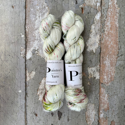 Håndfarvet Pure Silk 600 fra Painter's Yarn. Lækker luksus til dine strikkepinde.