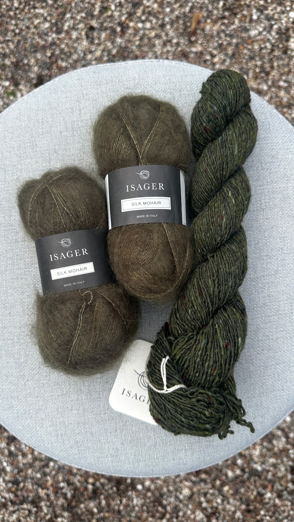 Olivengroen Odd Row Arrow sweater strikkekit fra Knit Garden