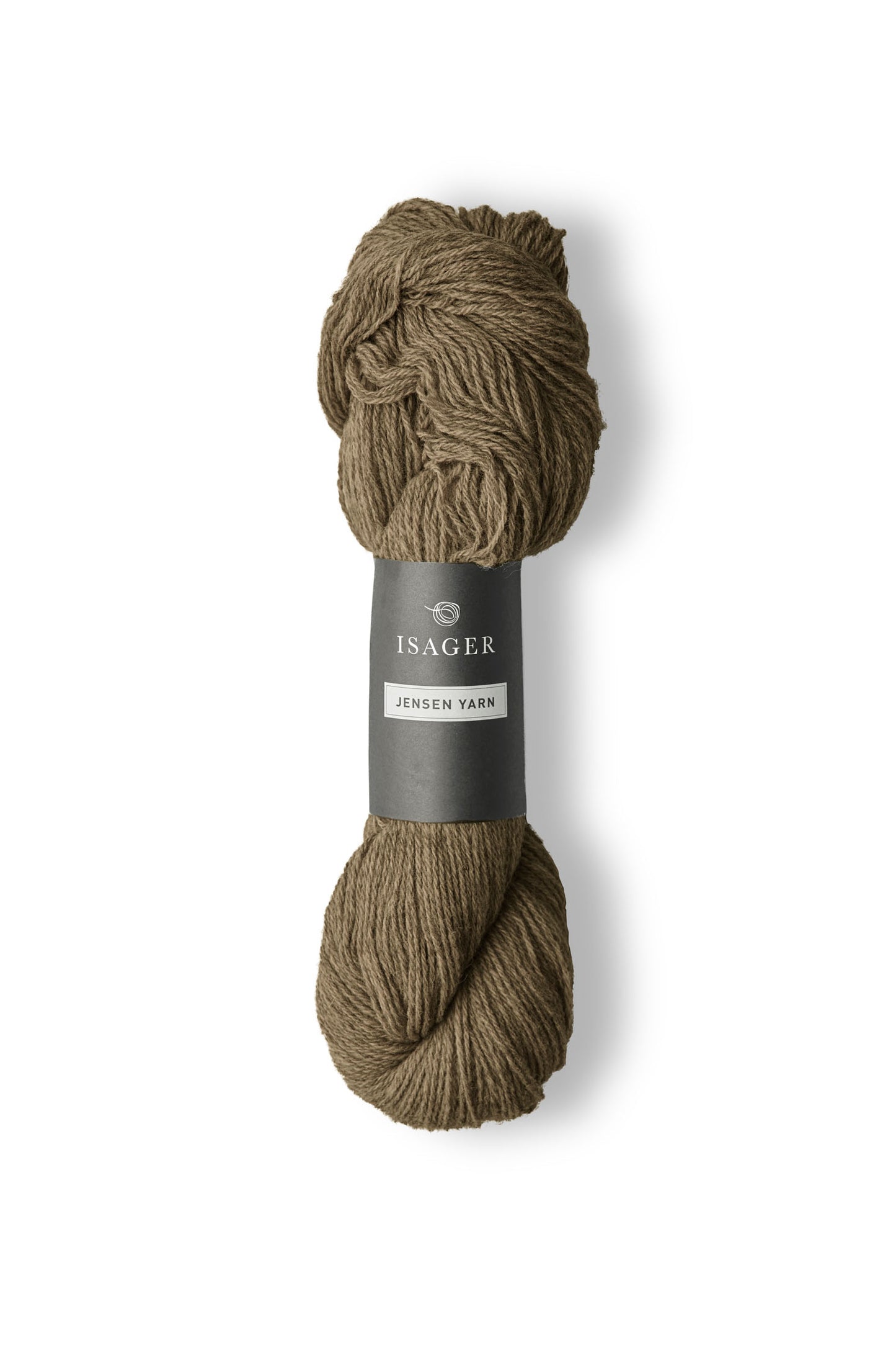Jensen Yarn fra Isager er et lækkert uldgarn til en pind 4-5 mm, strikkefasthed ca. 20 m. Eller ca. 16 m strikket sammen med en silk mohair.