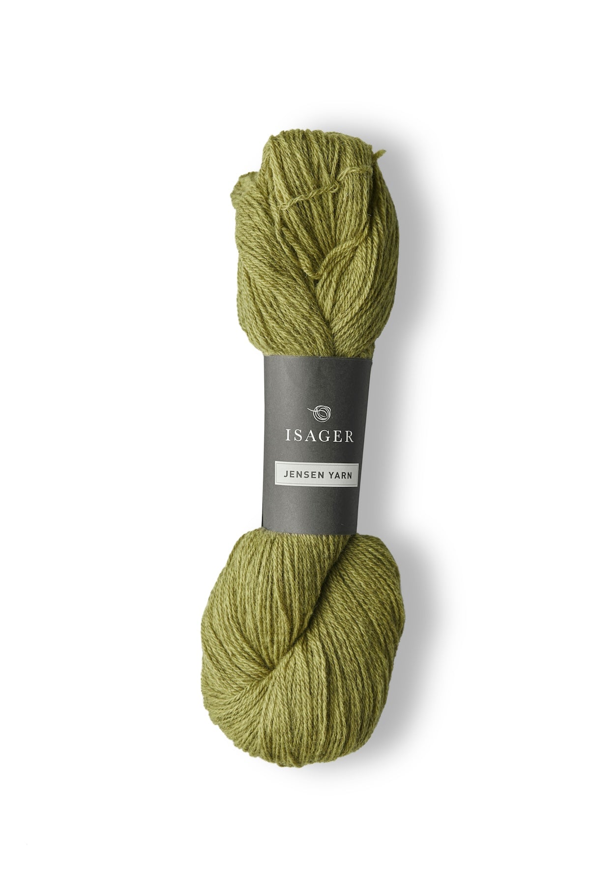 Jensen Yarn fra Isager er et lækkert uldgarn til en pind 4-5 mm, strikkefasthed ca. 20 m. Eller ca. 16 m strikket sammen med en silk mohair.