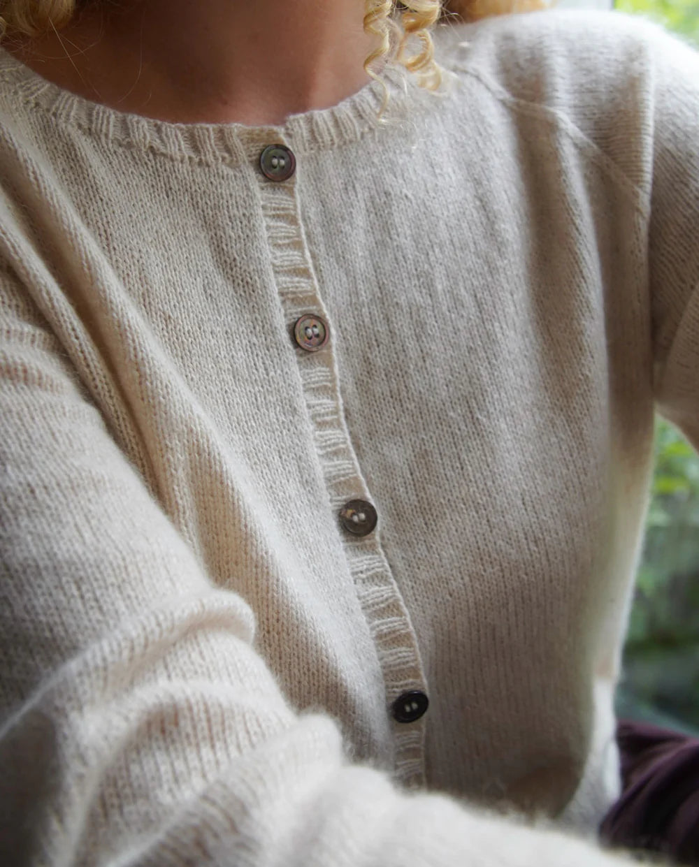 Borgan Cardigan med rund hals i cashmere fra Kit Couture - køb strikkekittet hos Knit Garden