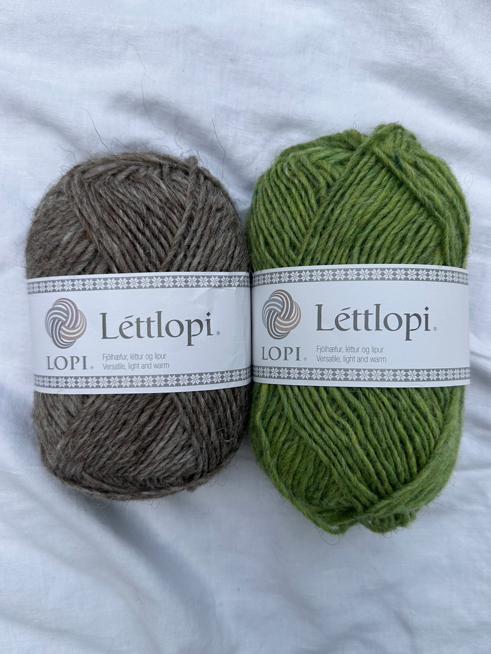 Maj Sweater i Lettlópi som strikkekit hos Knit Garden Oatmeal og Spring Green
