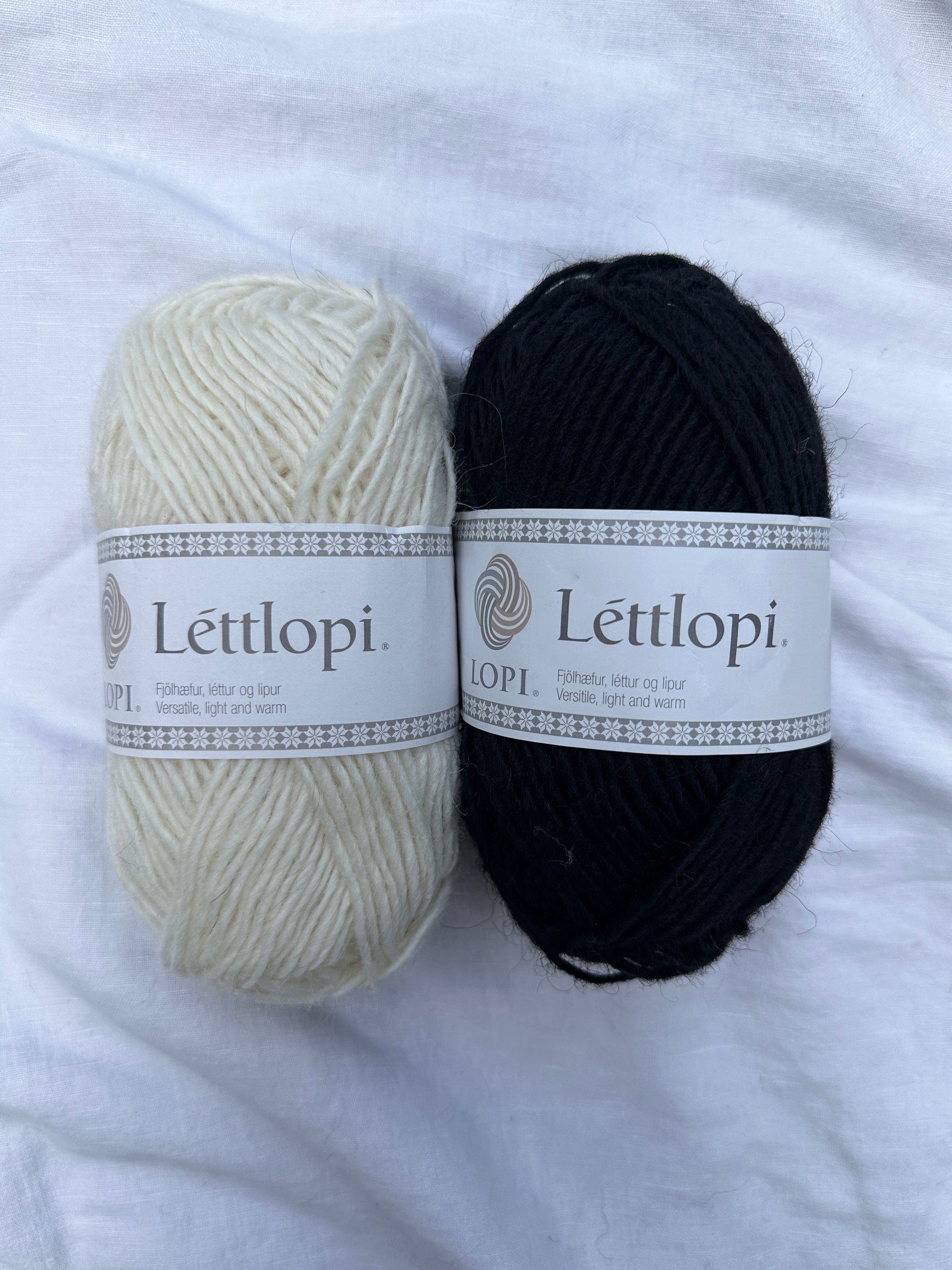 Maj Sweater i Lettlópi som strikkekit hos Knit Garden White og Black