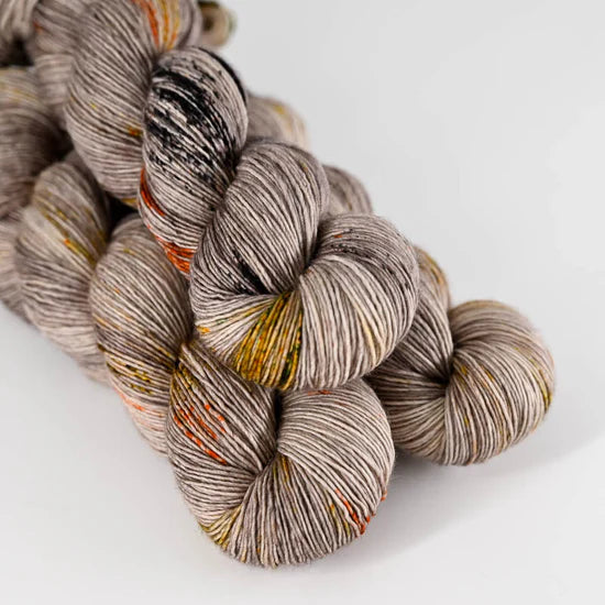 Håndfarvet garn Merino Singles fra Sysleriget farve Fireflies in the Dark