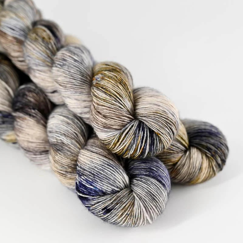 Håndfarvet garn Merino Singles fra Sysleriget farve Keep Driving