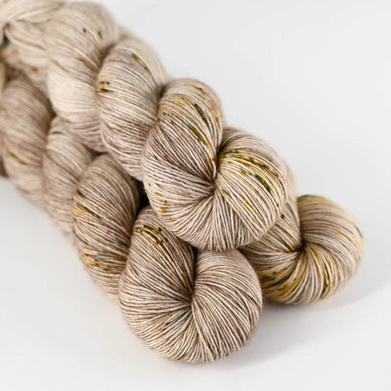 Håndfarvet garn Merino Singles fra Sysleriget farve Under Cover