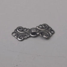 Norsk lukning i tin/gammelt sølv. 4 cm brede.