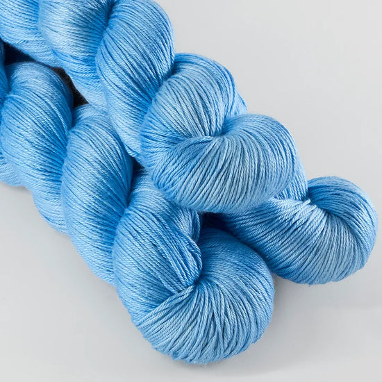 Håndfarvet Pure Silk fra Sysleriget i farven Glove Blue