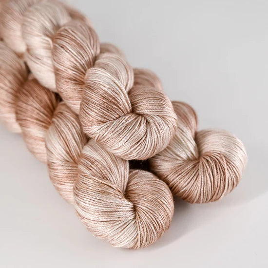 Håndfarvet Pure Silk fra Sysleriget i farven Powder