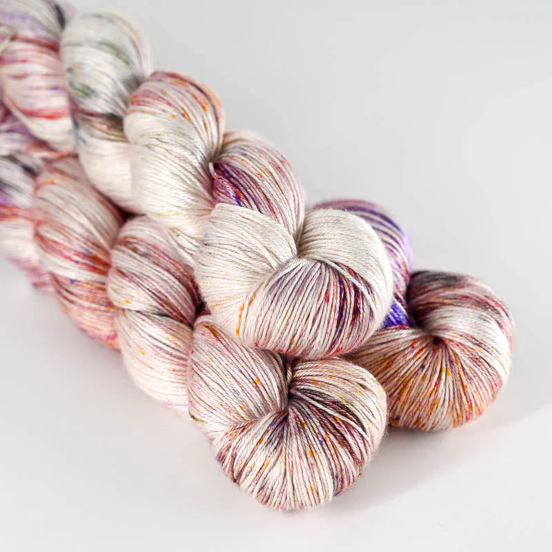 Håndfarvet Pure Silk fra Sysleriget i farven Remind Me