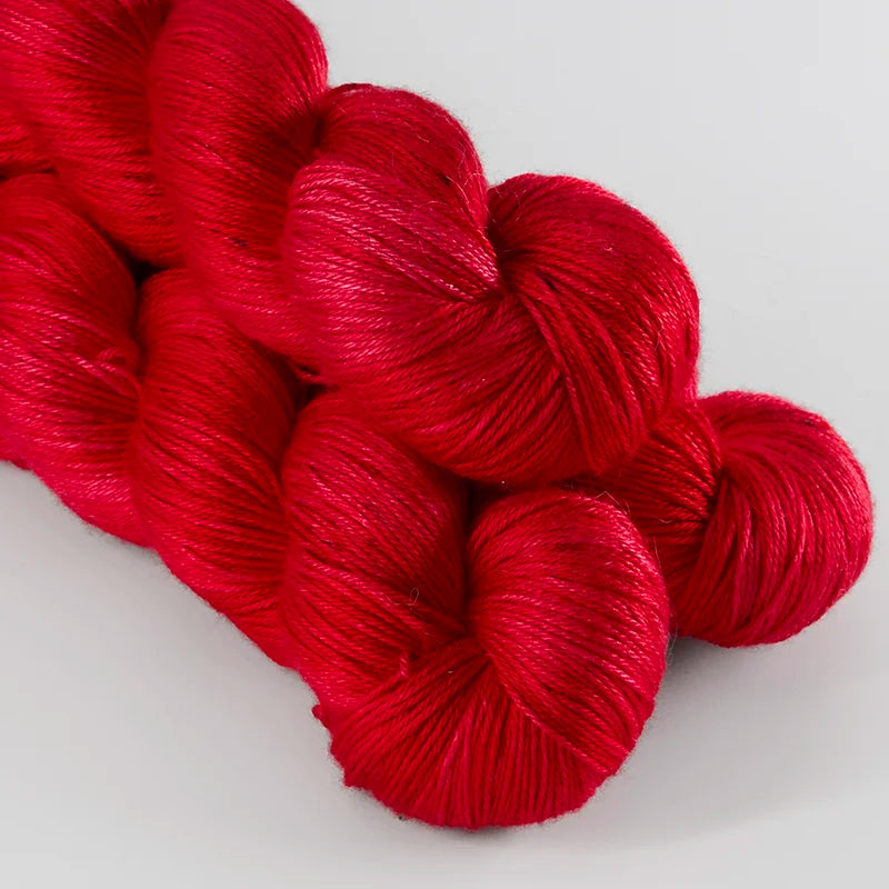 Håndfarvet Pure Silk fra Sysleriget garn i farven Our Favourites no 4