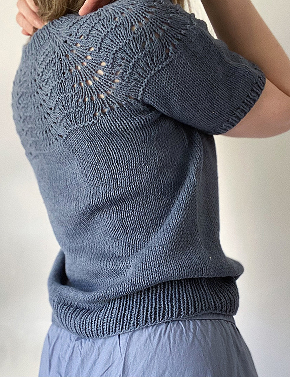 Strikkekit til Peacock Tee af Lene Holme Samsøe
