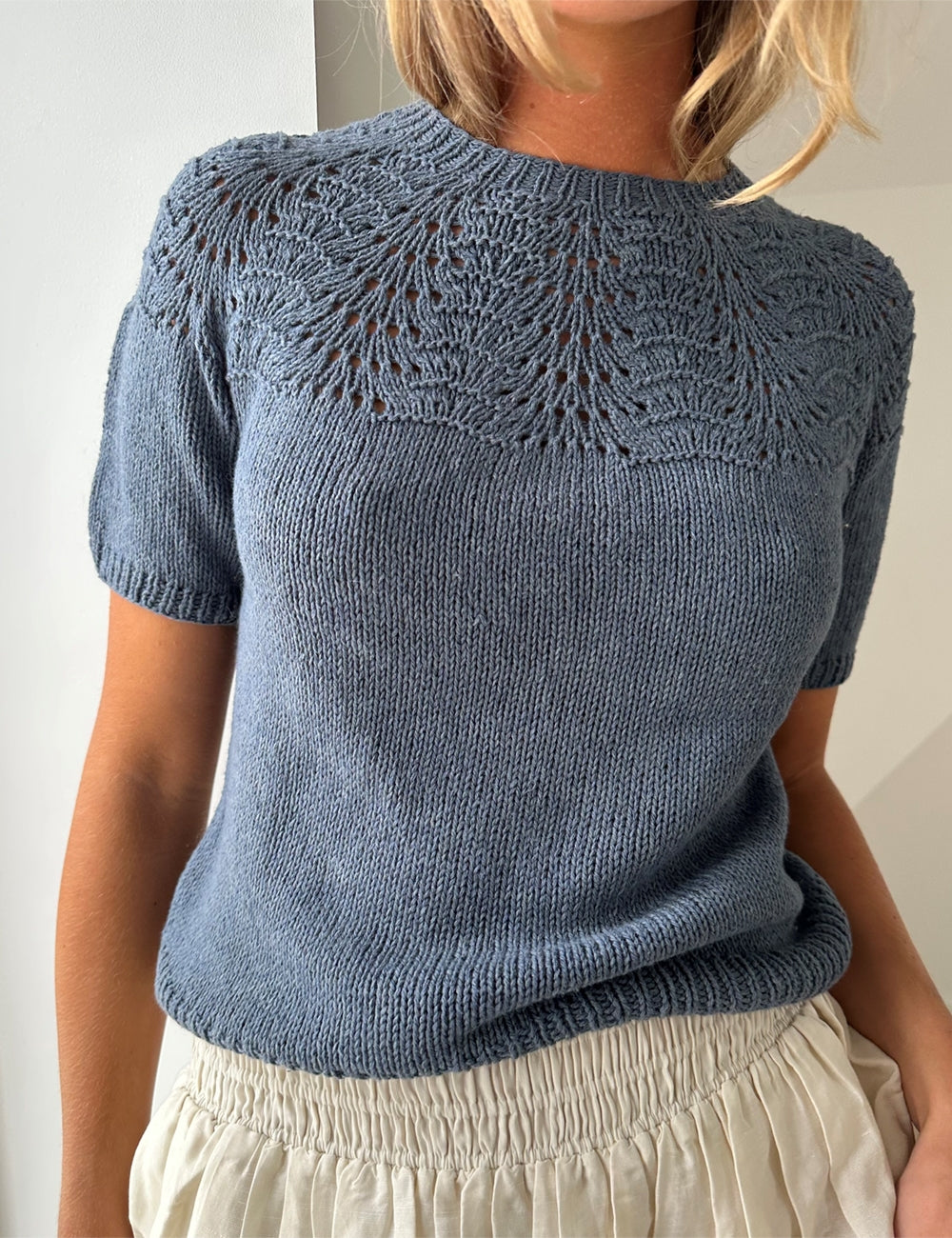 Strikkekit til Peacock Tee af Lene Holme Samsøe