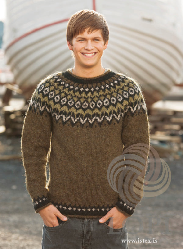Riddari islandsk striksweater strikket i Lettlopi fra Istex.